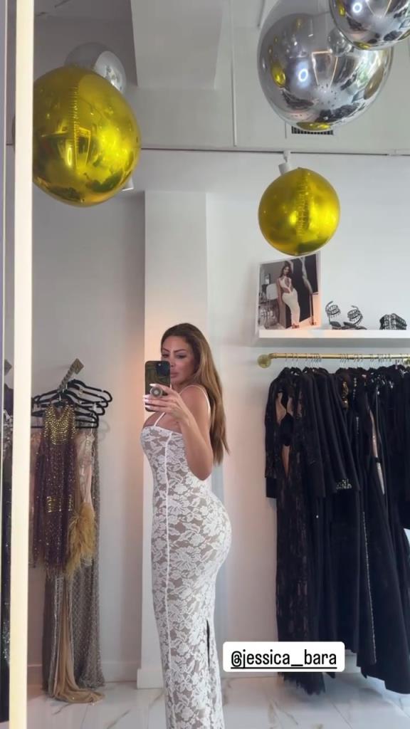 徐娘半老！皮蓬前妻穿吊帶裙自拍，這身材也太炸裂了！