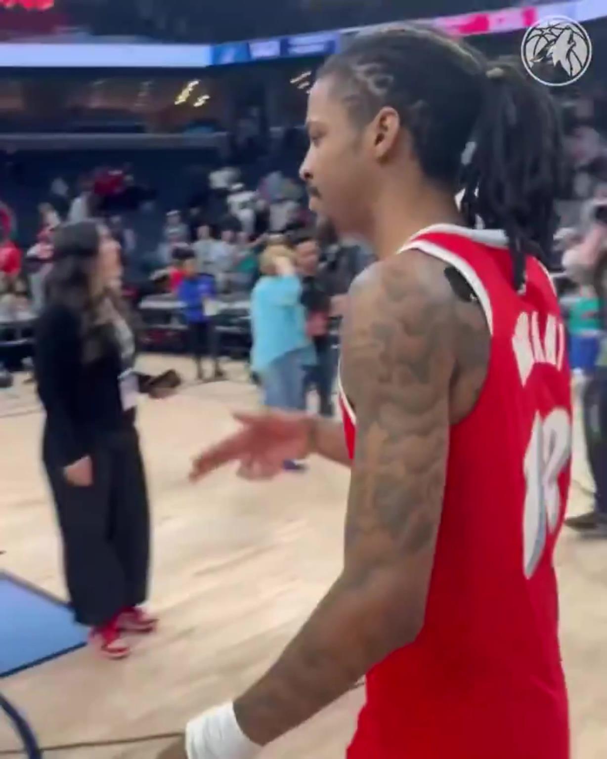 笑死！莫蘭特賽后與華子握手，竟然也是比出“手槍”的手勢(shì)