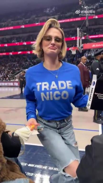 主場(chǎng)不準(zhǔn)球迷打印“解雇Nico”標(biāo)語(yǔ)，女球迷就出此下策