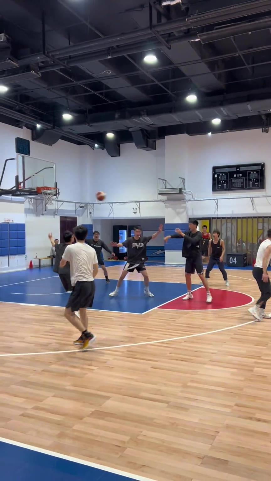 對(duì)手回家后：老婆，我今天在野球場(chǎng)匹配到巔峰馬刺隊(duì)了！