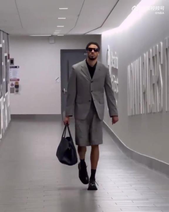 時(shí)尚潮男！哈利今日一身灰西裝短褲墨鏡搭配入場(chǎng) 腿真細(xì)！