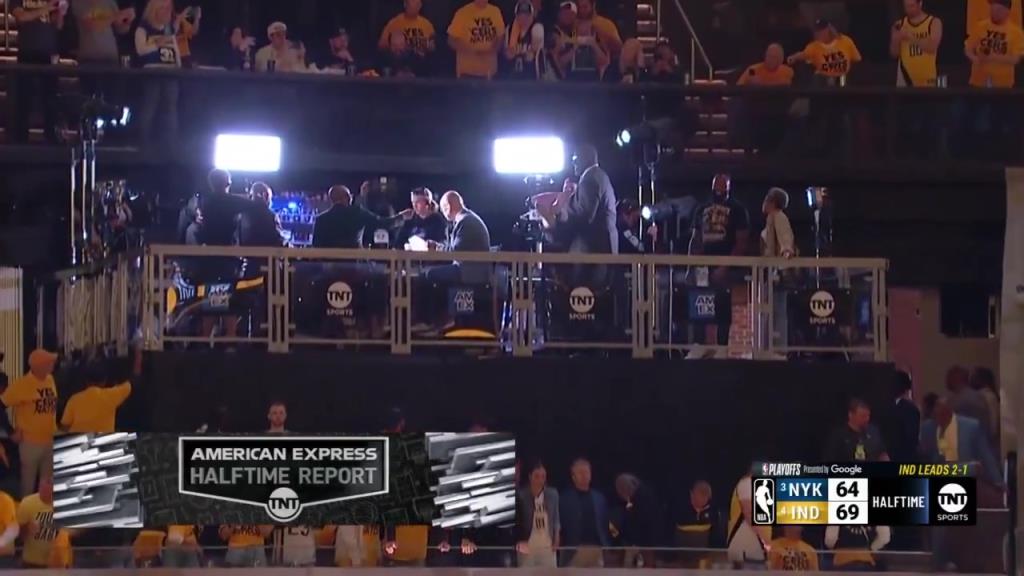 ?。哭D(zhuǎn)播鏡頭給到解說看臺(tái)，奧尼爾居然抱著一個(gè)人在彎舉