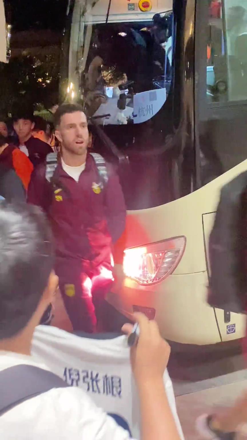 韋世豪嚇得箭步逃跑！國足深夜到酒店差點(diǎn)被摁在車頭不讓走