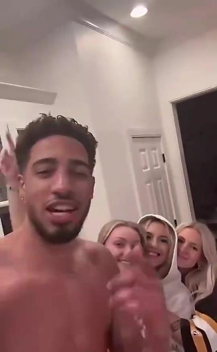 今日怒砍歷史級(jí)三雙！哈利此前光著膀子與三位金發(fā)美女同框