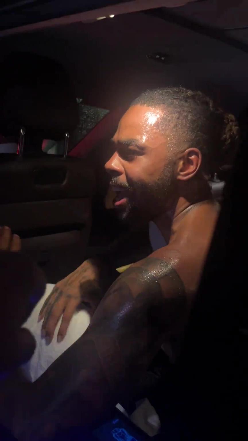 太熱情了！拉塞爾中國行坐車離開球迷們被團(tuán)團(tuán)圍住