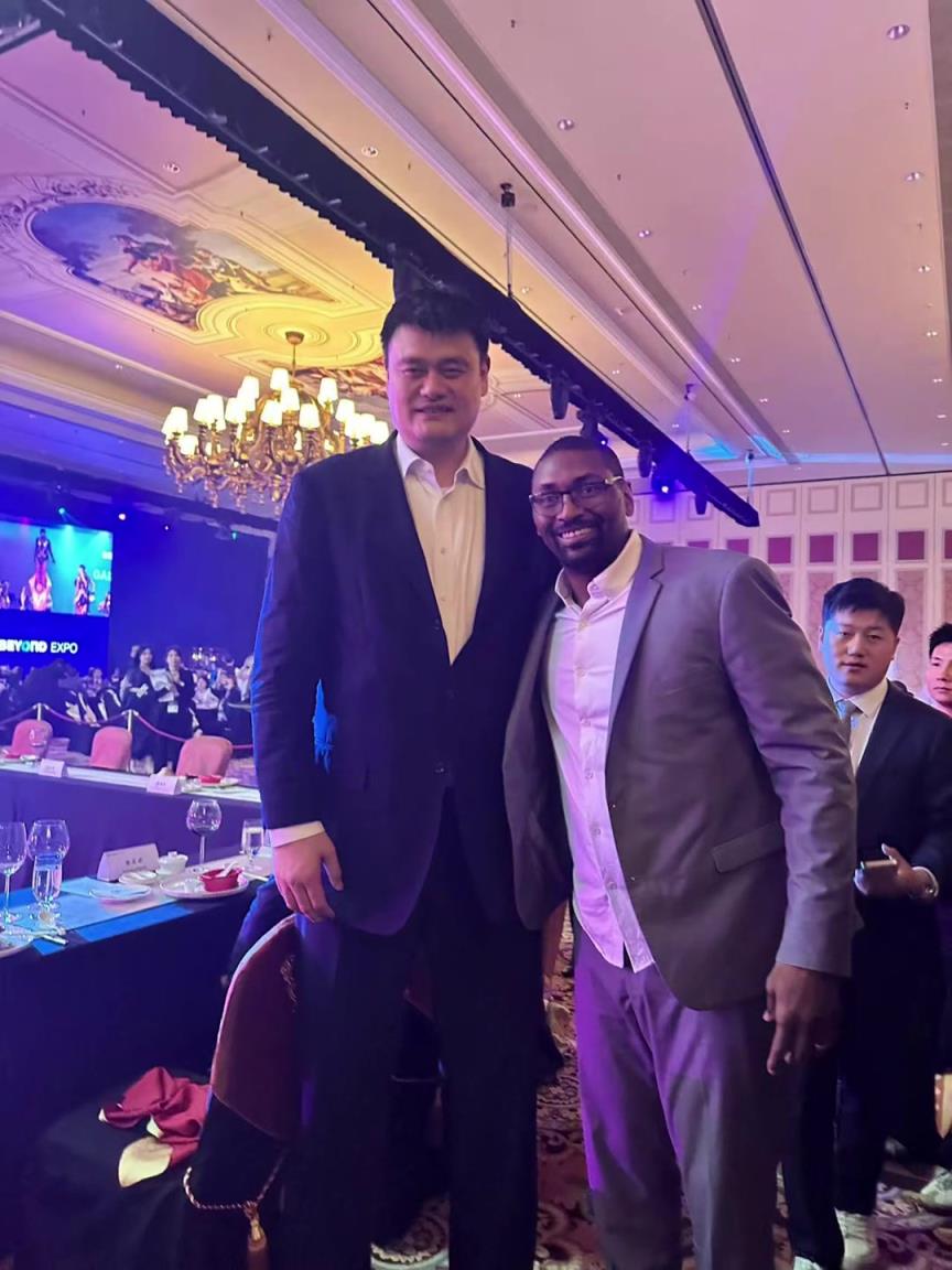 阿泰斯特曬與姚明合照：這是我最喜歡的隊(duì)友 姚??！