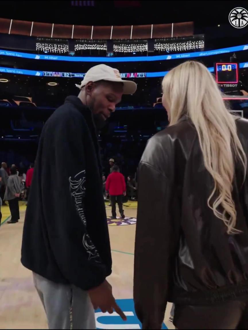 小帥這氣質(zhì)！杜蘭特與庫(kù)里教妹布林克擁抱，眼睛好像一直偷瞟布林克大長(zhǎng)腿