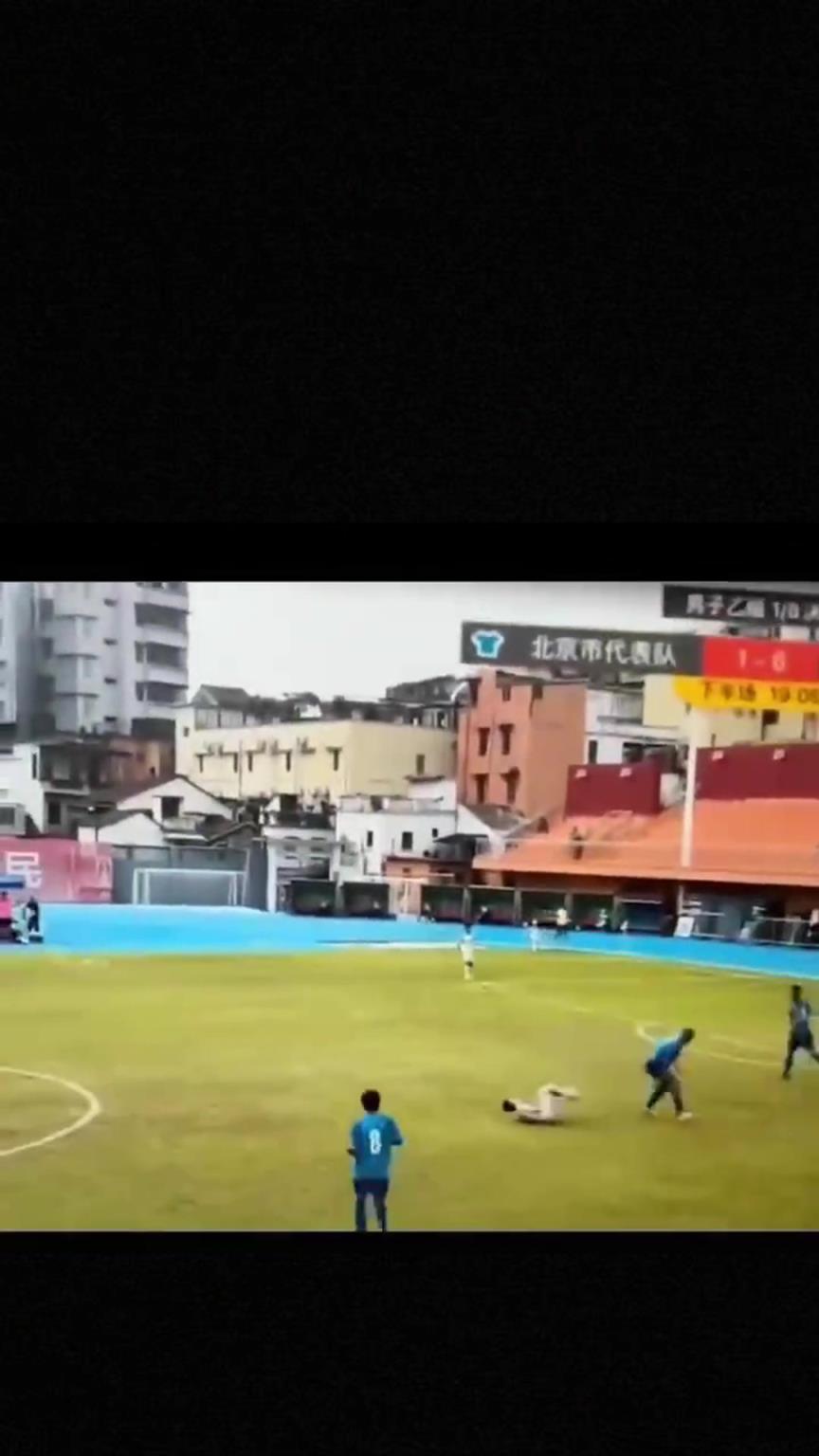 太可怕了！全運(yùn)會(huì)驚現(xiàn)殺人足球，球員將對(duì)手直接踢骨折