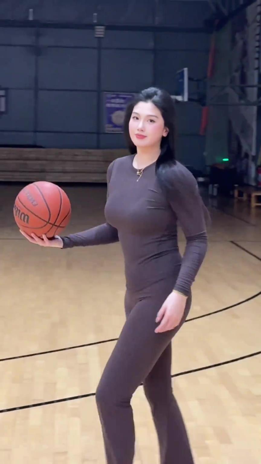 低配版卡戴珊！野球場肘姐這身材，懂的吧友都懂！