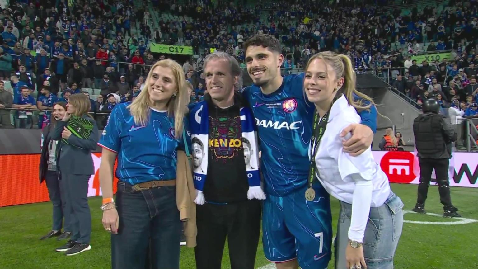 內(nèi)托好福氣！奪冠后高顏值女友來合照，身材相當(dāng)哇塞！