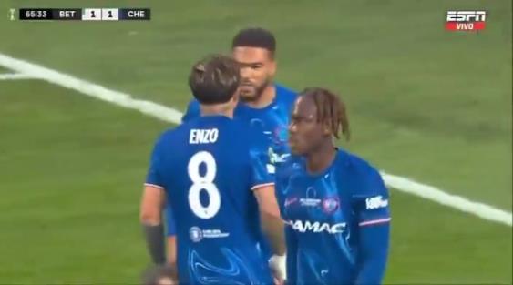 繼續(xù)干！恩佐進(jìn)球后給了詹姆斯一巴掌，兩人頂頭互相打氣