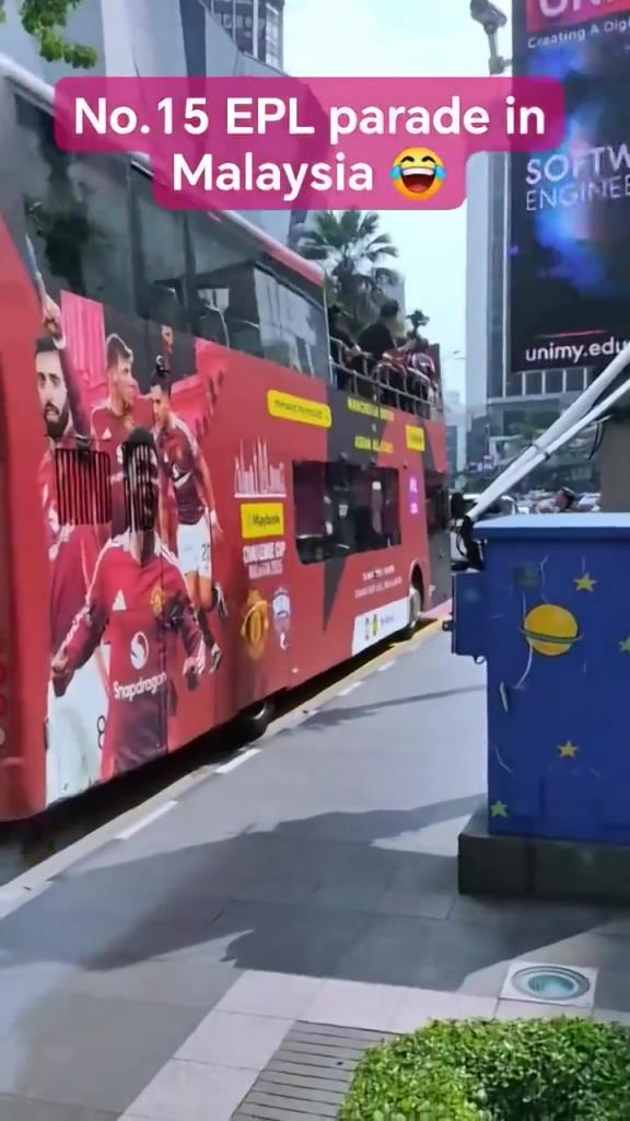 游街示眾？曼聯(lián)在馬來西亞街頭大巴游行，球迷笑噴