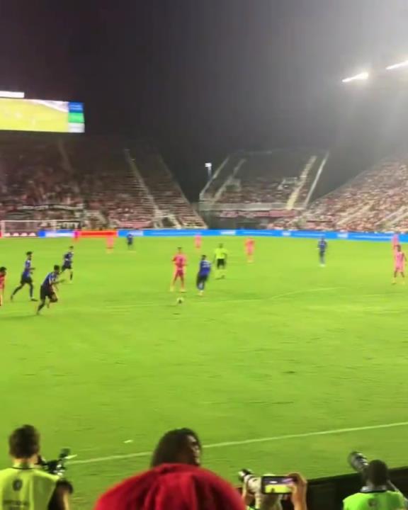 梅老板為了給蘇亞雷斯送個(gè)助攻，也是拼了啊