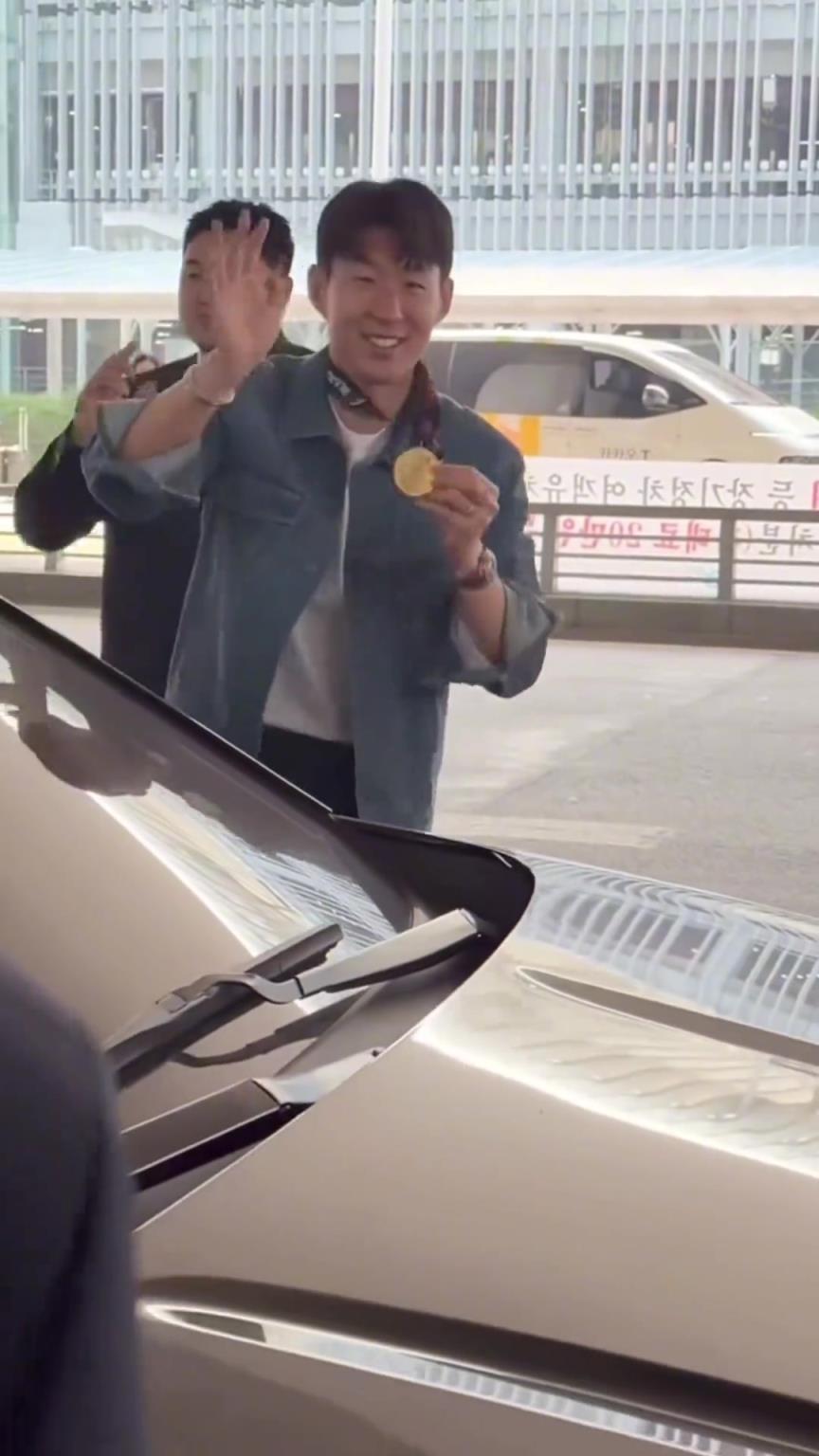 衣錦還鄉(xiāng)！孫興慜返回韓國，眾多女球迷讓其把歐聯(lián)獎(jiǎng)牌戴上