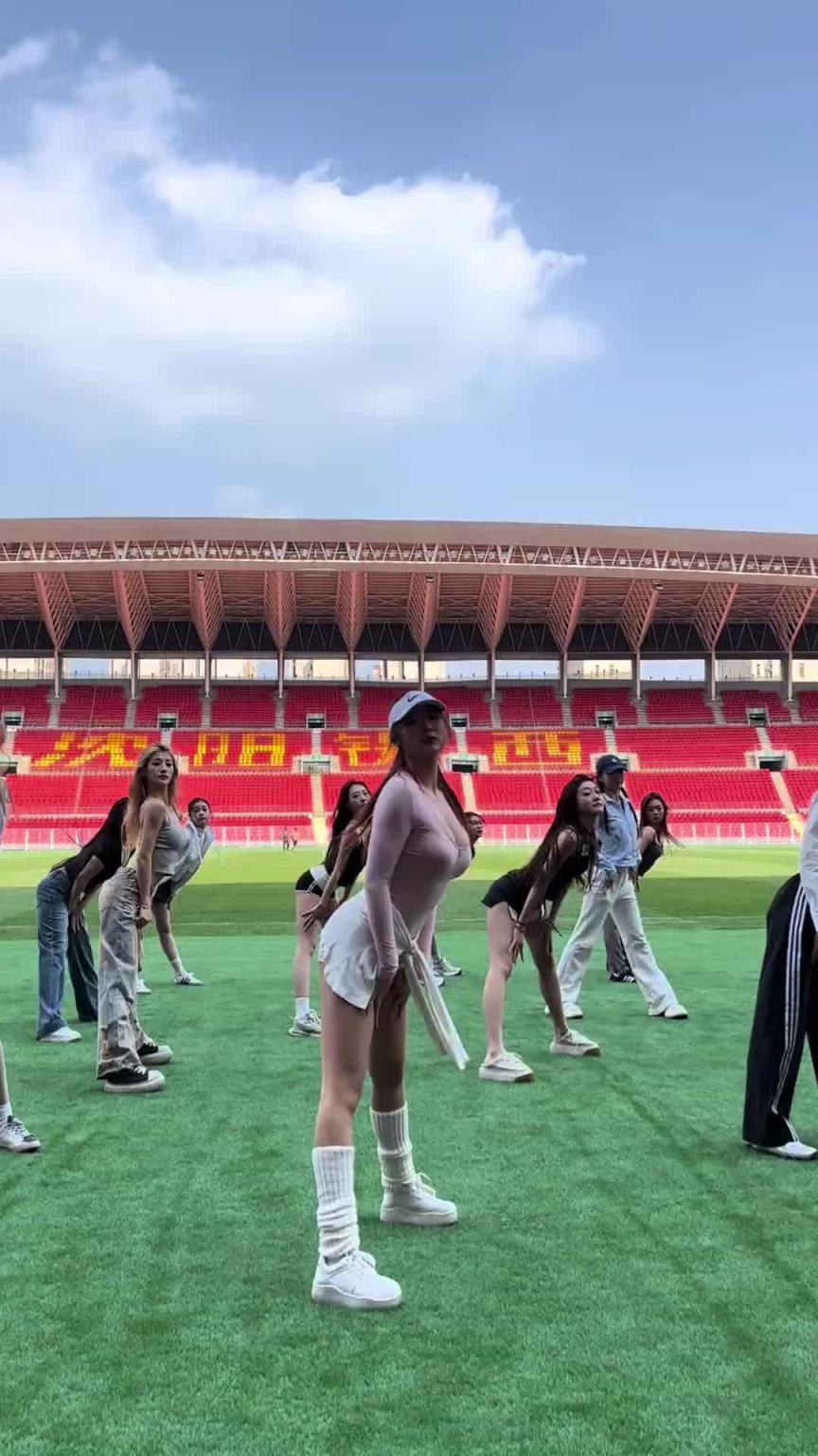 好看！在彩排的遼寧鐵人啦啦隊(duì)小姐姐們