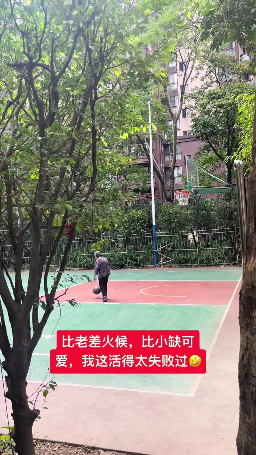 這阿婆單手一投一個(gè)準(zhǔn)，姜還是老的辣