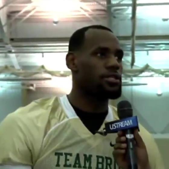 哥兩個(gè)還會這個(gè)??？11年NBA停擺期間老詹和阿杜組隊(duì)玩橄欖球