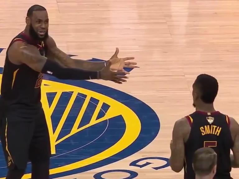 名場面！JR搶下關(guān)鍵籃板沒看表，老詹質(zhì)問JR為何傳球