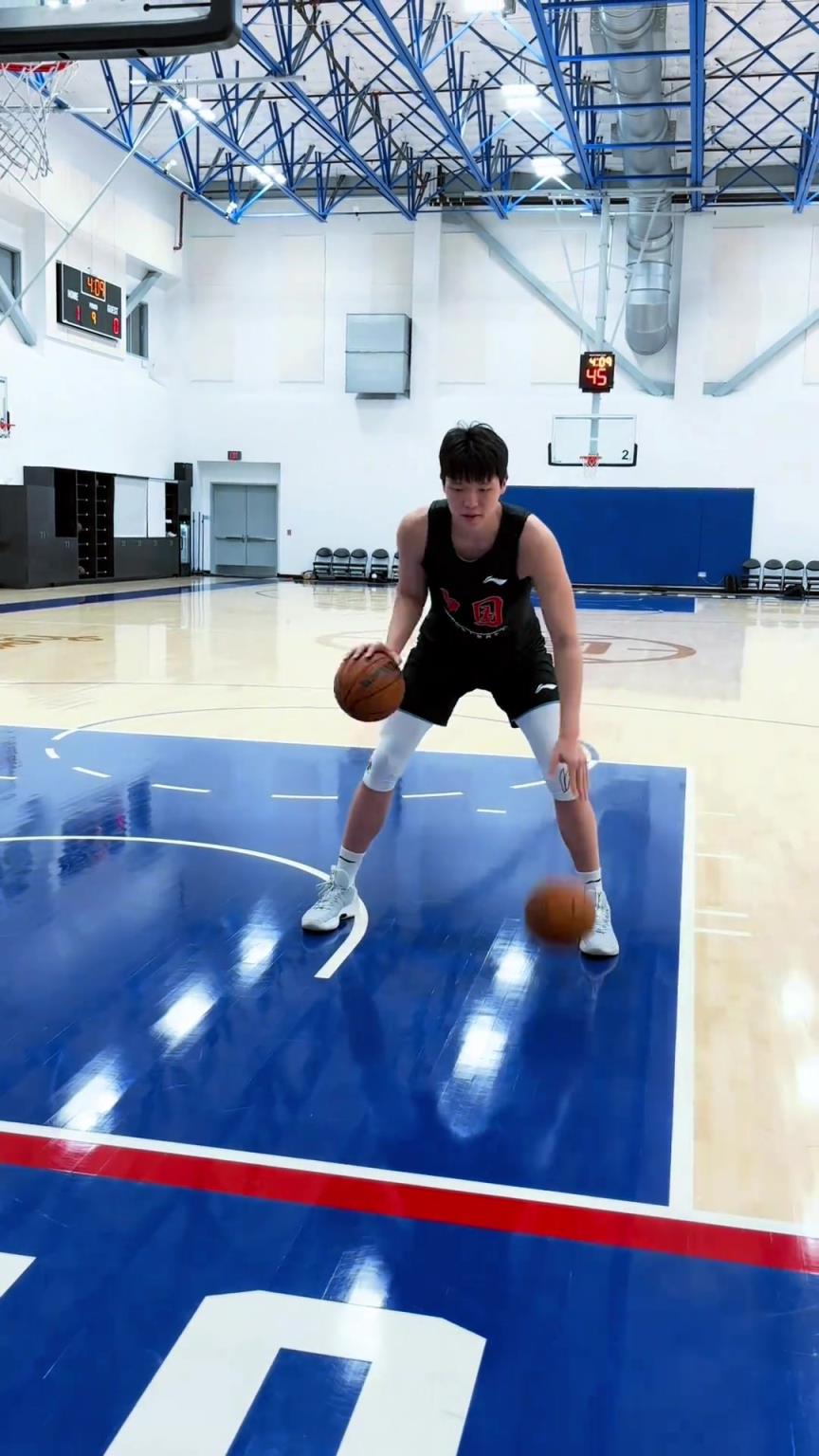 楊瀚森今日份訓(xùn)練！這個(gè)左右手運(yùn)球協(xié)調(diào)性真不錯(cuò)