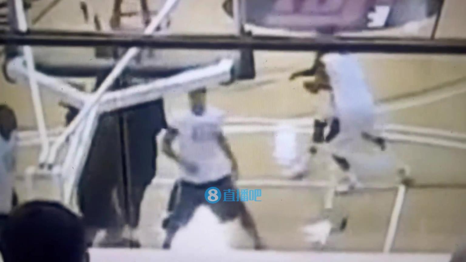 引熱議！美媒翻舊賬：當(dāng)年詹姆斯被大學(xué)生隔扣，耐克沒收了錄像帶