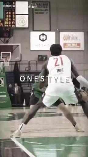 正統(tǒng)美式后衛(wèi)！JD戴維森炒菜后低手合球，對抗上籃打進(jìn)！