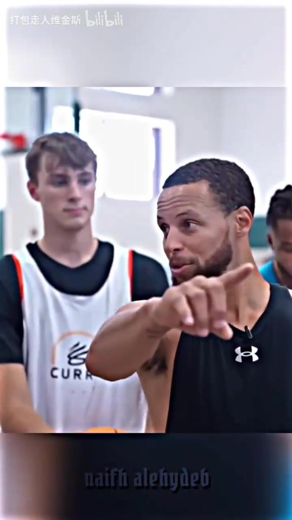 庫里：其實(shí)這個(gè)暴扣是我教的！當(dāng)弗拉格出現(xiàn)在庫里的訓(xùn)練營！