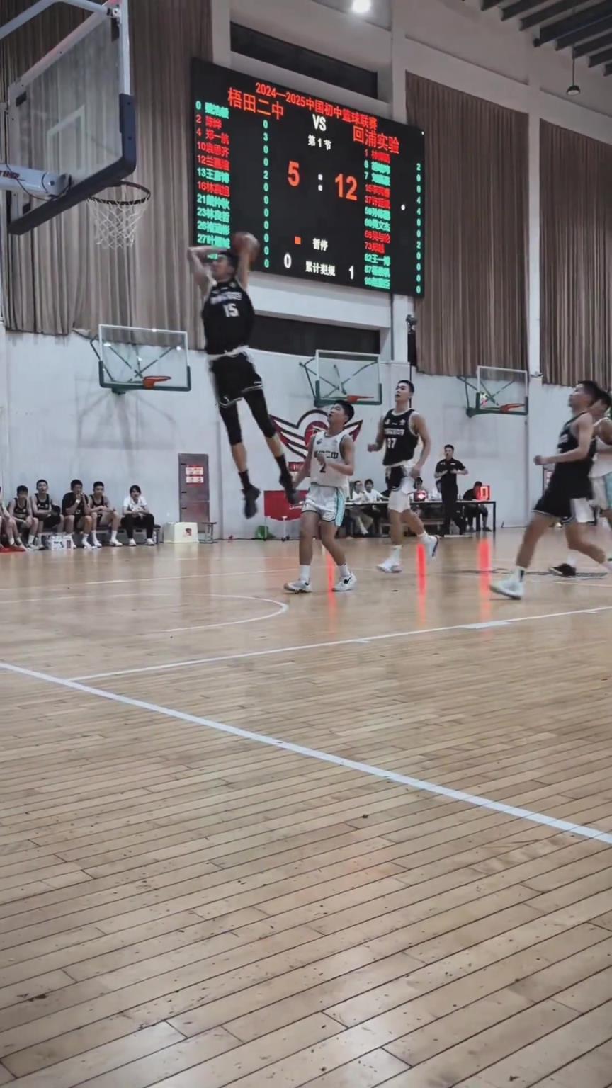 起來就扣??！現(xiàn)在的初中生都這么打球的嗎