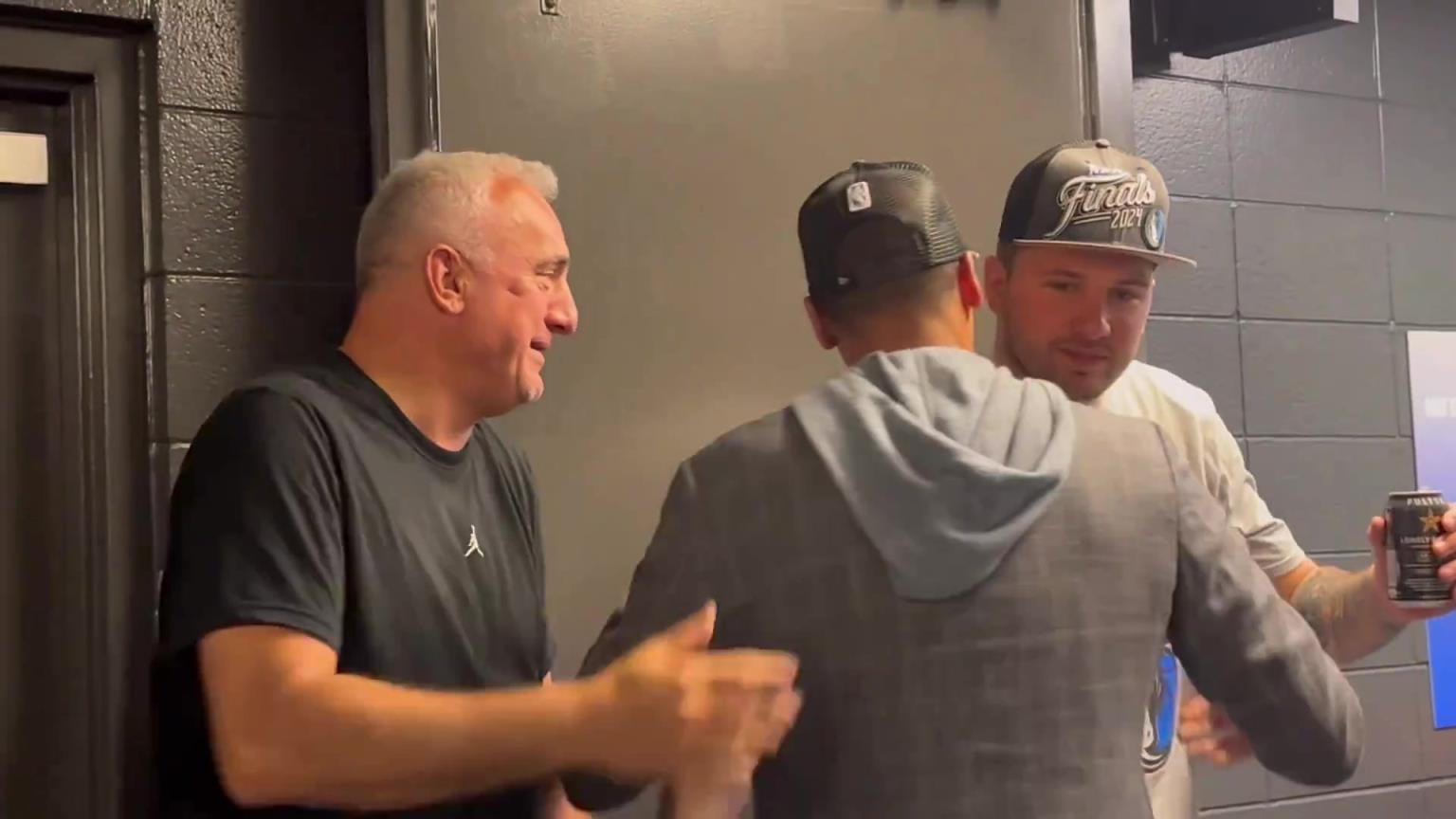 去年的今天，東契奇率隊(duì)殺入總決賽，賽后喝啤酒被芬利沒收