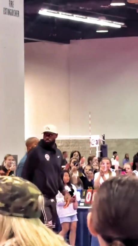 什么是巨星啊！詹姆斯現(xiàn)身排球場被小球迷包圍 這就是行走的流量