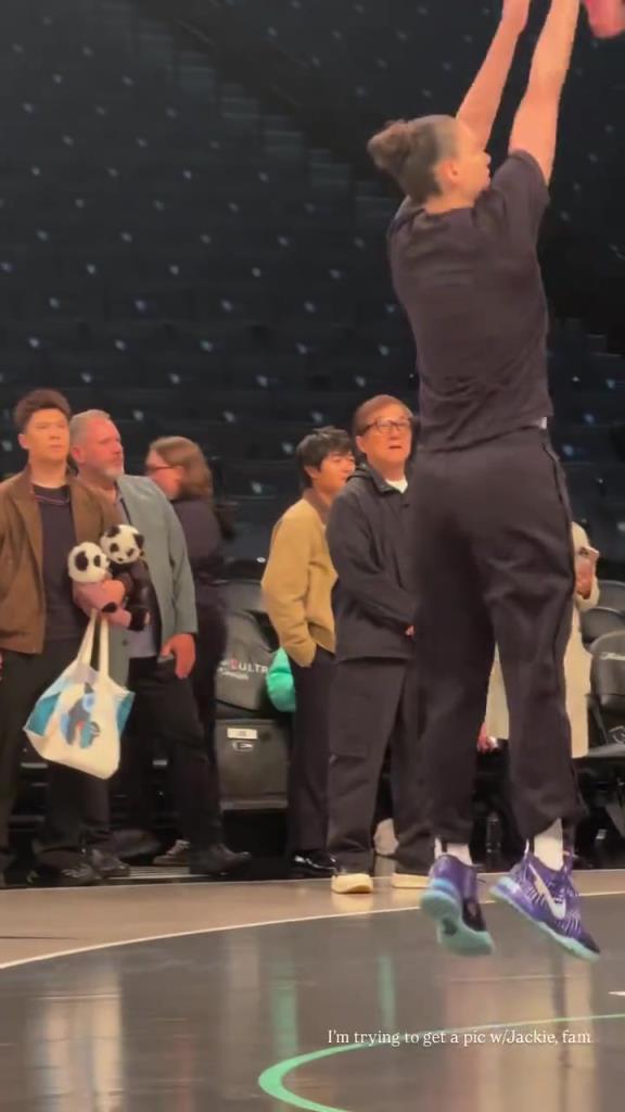 71歲成龍現(xiàn)身巴克萊中心看女籃比賽：她們投籃怎么那么準(zhǔn)?。。?>
                                <div   id=