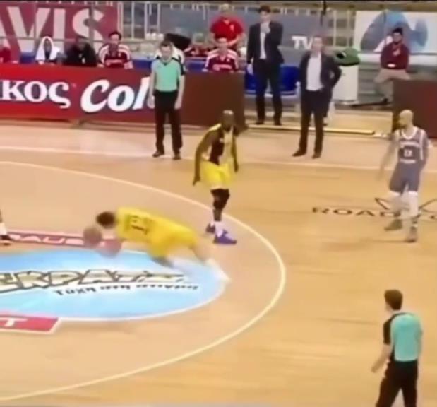 下地真快！搶斷這哥們兒多少是有點門將基礎(chǔ)