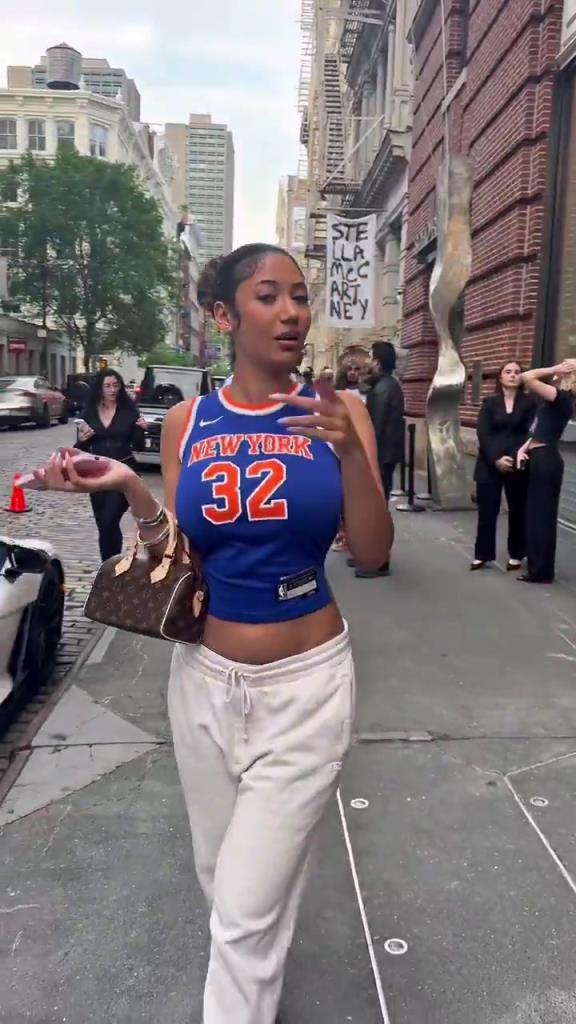 哇塞！一豐滿尼克斯女球迷身穿唐斯球衣，真是太吸引眼球了