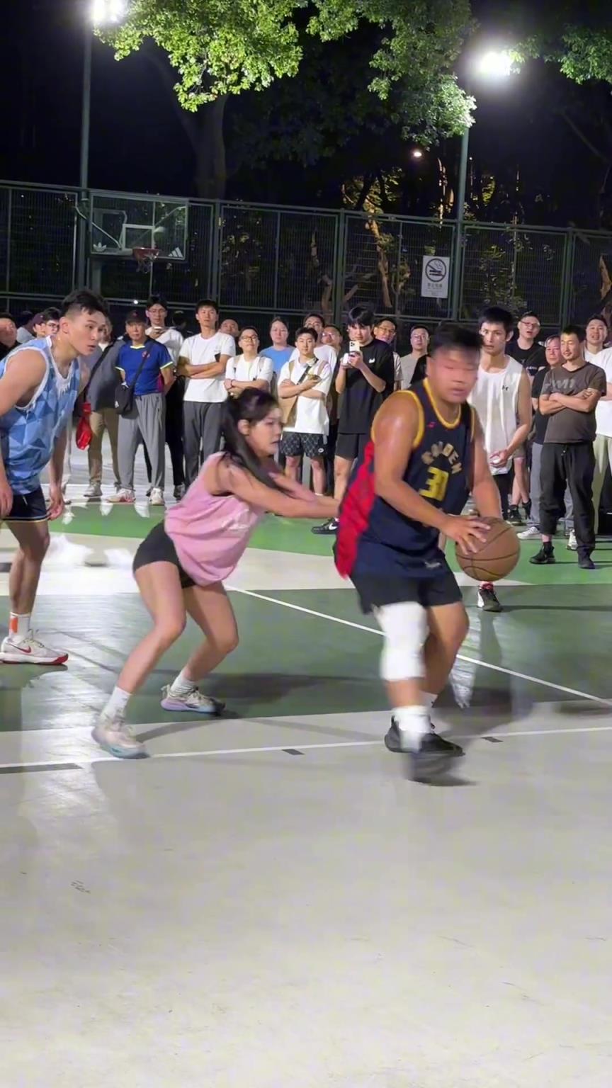 這哥們看見防自己的是女生，一個(gè)勁背打，球也不傳了