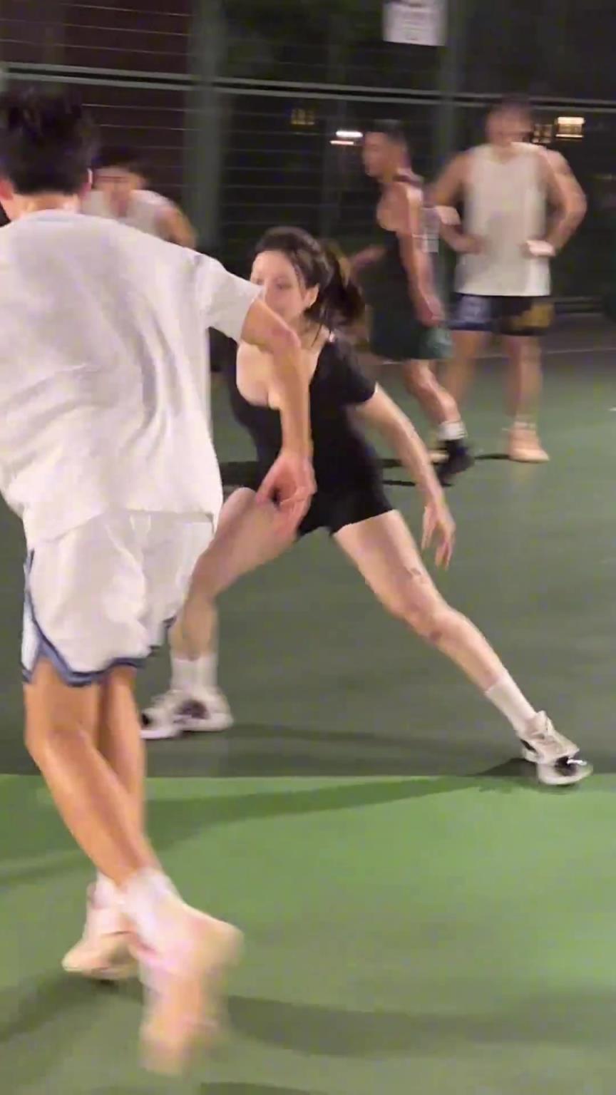 小姐姐防得真兇！瘦點(diǎn)的男生都拿她沒辦法